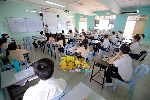 芙蓉中华中学高二生因从本周起进行三语口试和预考，因此出席率高。