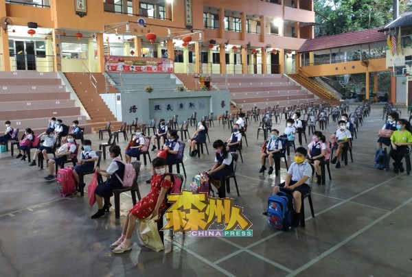 芙蓉培华小学的学生大部分皆穿校服到校上课，只有2名学生身穿便服及运动服。