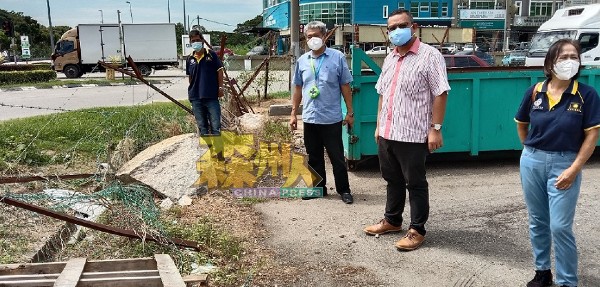 许金水（左2）一行人对淡边菜市场，部分篱笆已倒塌及沟渠损坏感到无奈；左起为温金、姚道义及张雅兰。