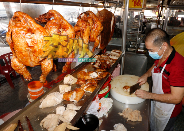 肉鸡每公斤调涨2令吉，导致鸡饭摊成本增加。
