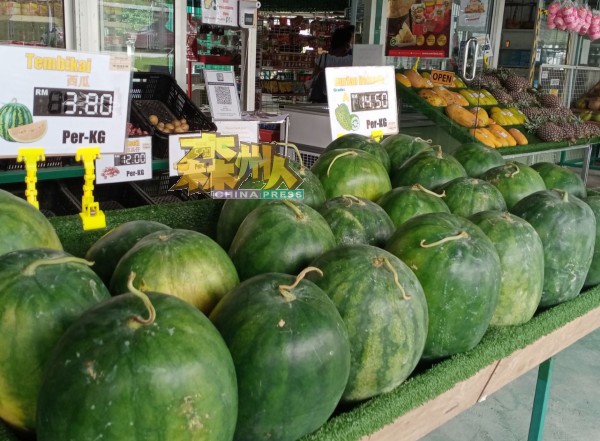 西瓜是大马人普遍喜爱的水果，适逢年尾雨季减产而起价，已是众所周知的事情。