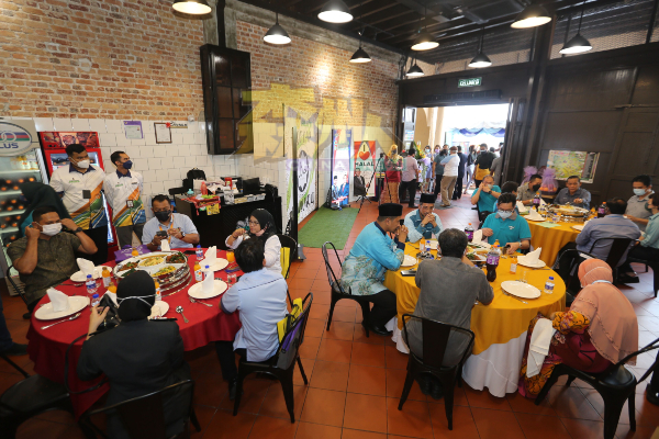 位于严端路的Leh Pak餐馆是由华人开设，并已向森州伊斯兰事务局申请清真认证。
