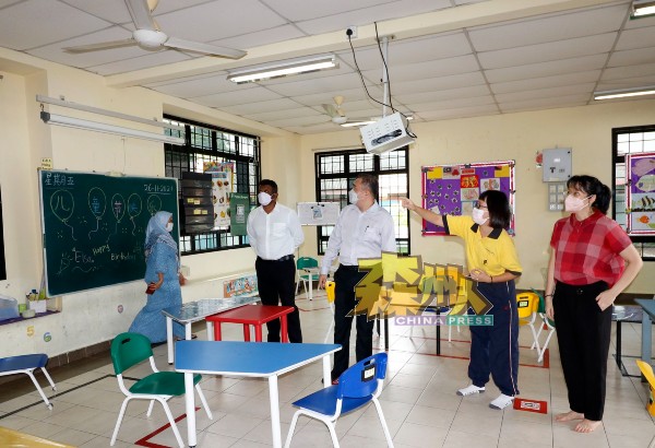 陆兆福（右3起）及阿鲁古马，参观巴音新村华小课室的教学器材。