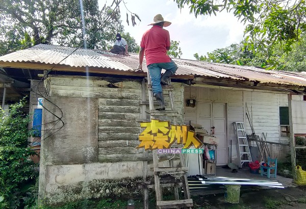 承包商协助罗德顺一家三口居住的木屋，维修破损的屋顶。