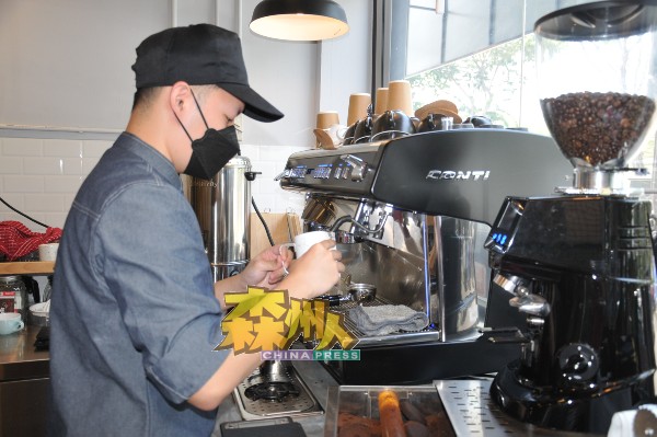 黎家健开创属于自己独特风格的咖啡馆，让大家有个真正享受咖啡的好去处。