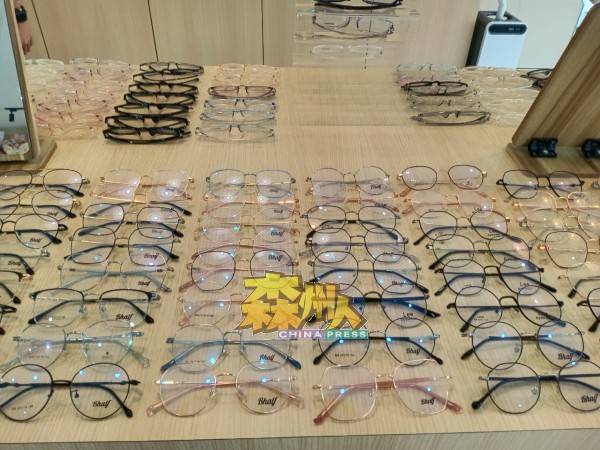 “Evident”有多款设计新颖、时下流行的眼镜款式。
