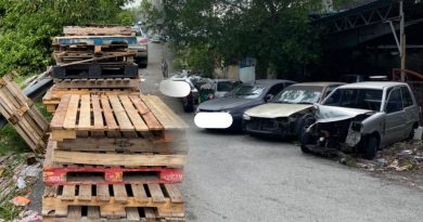 废弃车杂物堆积路旁 市局发19通知书促商家清理