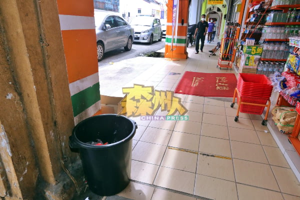 商家自备垃圾桶，置放于店门前。