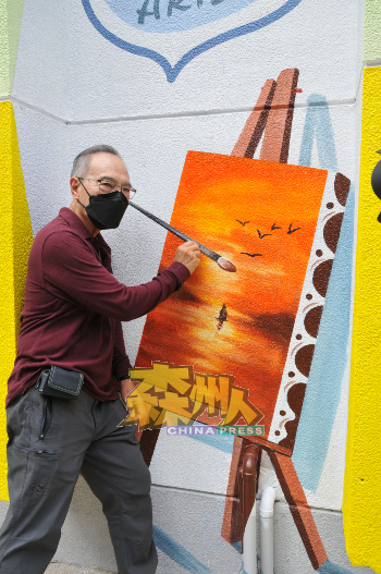 韩春锦配合街画摄影构思，即场“挥笔”作画。