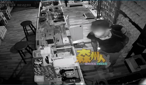 手机店业者利用闭路电视摄录到疑似贼徒的样貌。
