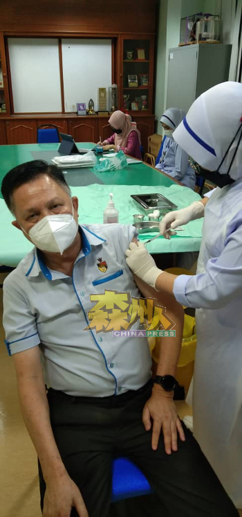 叶耀荣透露在上周接获卫生局通知，到政府诊所接种加强剂。