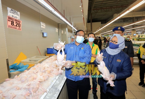 鸡肉是其中一样统制品，商家不能将价格设在超过顶价，前左起为威拉班及艾茵。