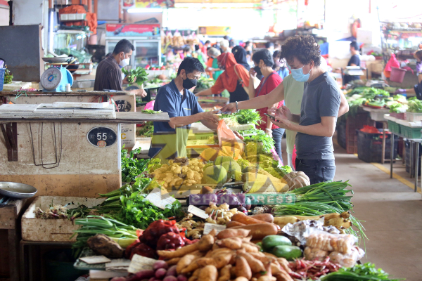 蔬菜需求量高，菜贩生意不受影响。