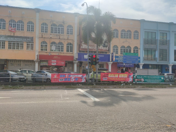 芙蓉沉香路与敦依斯迈路交界路口，是其中出现马六甲州选举宣传横幅的地点。
