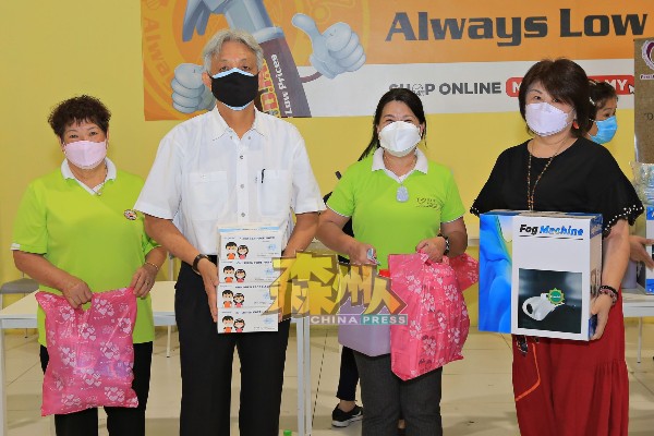 谢立意（左2）移交马来西亚彩荟爱心工作坊与森华联妇女组赠送学校的防疫物资；左起刘美妘、叶小瑂、芙蓉三民小学校长颜淑霞。
