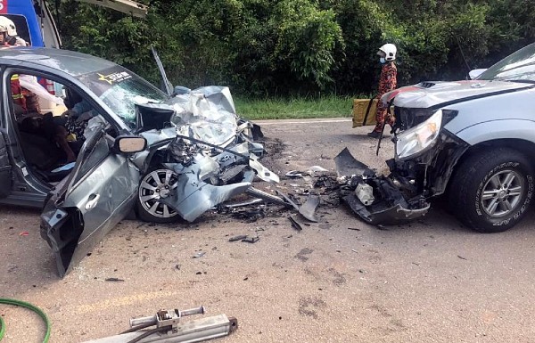 轿车与货卡迎面碰撞，宝腾奔舒娜（左）的车头严重毁损，造成一死一重伤。