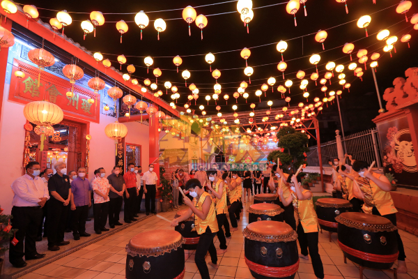 海南会馆天后宫挂上红彤彤的灯笼，迎接庙会及农历新年的到来。