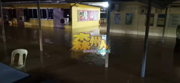 丹A新村华小同样被水淹。