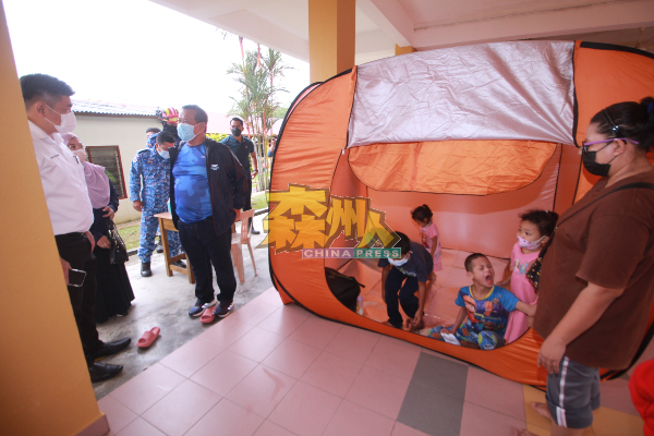 阿米努丁（右2）和朱建华（左）探访位于宜唛拉马国小临时疏散中心的灾黎。