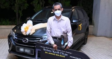 充满惊喜的退休礼物！ 教师获学生大手笔送车