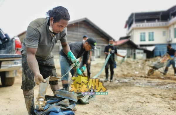 8名来自柔州兴楼甘榜彭达的男子，自动报名前来灾区协助清理家园。