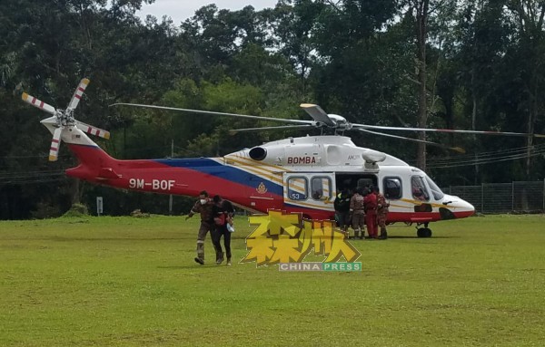 由于求救地点是海拔1193米的高山，消拯局被迫出动直升机展开救援行动。