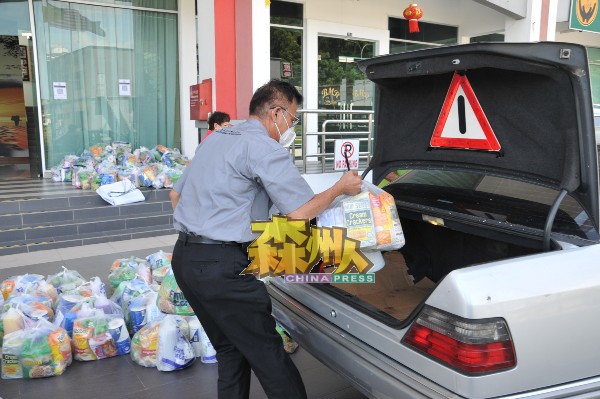 黄俊棠代表森华堂出钱又出力，协助灾黎搬运物资，下周亲自运送物资到知知港重灾区。