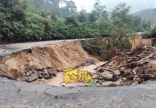 休闲区的道路，在土崩中坍塌。（照片取自Mohamad Aimi Iqwan面子书）