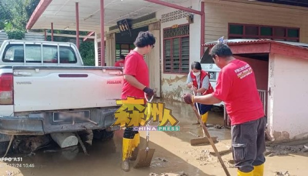 义工们热心到日叻务知知港灾区，协助灾民清理家园。