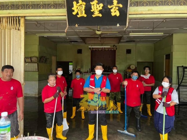 行动党芦骨州选区多名义工随同朱建华（前中）到灾区当义工，不料一名女义工不幸感染鼠尿病。
