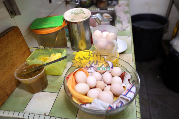 鸡蛋来货调涨，茶客在茶餐室的最爱-“生熟蛋”也酝酿涨价，另外，咖椰（Kaya）的制作材料也在涨价，加上面包早已涨价，茶餐室的烤面包相信也会跟着起价。 