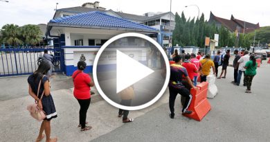 线上缴罚单系统瘫痪 民众烈日下排队大吐苦水