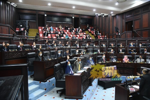 在议会的13名反对党议员举手反对限制大臣任期。
