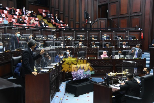阿米努丁（右）领导的森州希盟政府，在兑现限制大臣两届任期竞选宣言受阻。