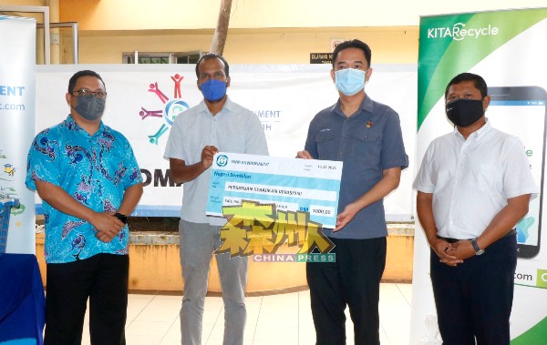 张聒翔（右2）代表森州SWM环保公司，移交1000令吉模拟支票予哥比纳南（右3）；右起莫哈末诺利山、莫哈末阿米努丁。