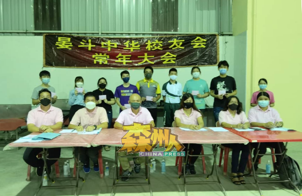 获奖励金同学与谭郁龙（前排左起）、王志刚、陈国辉、孙素珍、颜淑美、谢协霓分享喜悦。