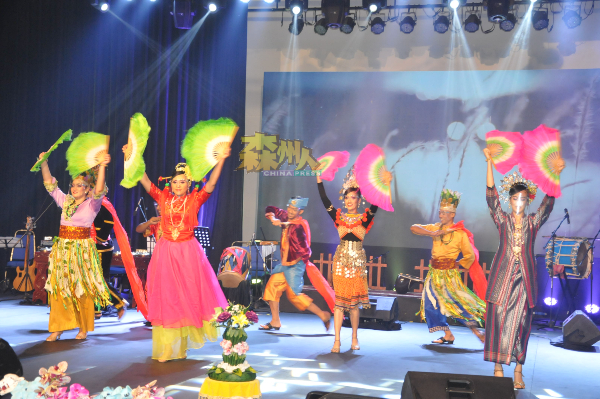 代表各族文化的舞蹈，为森州和谐基金推介礼掀开序幕。