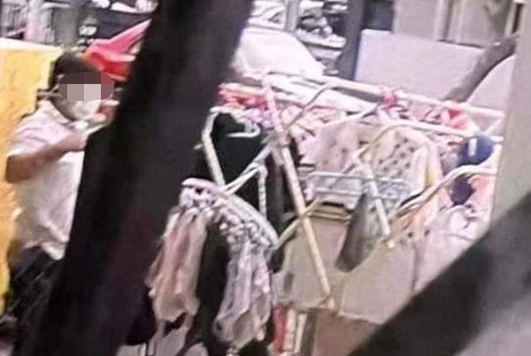 影片裡看到疑是内裤贼的华裔男人，潜入他人住家后，用手翻抄着晾晒在外的衣物。