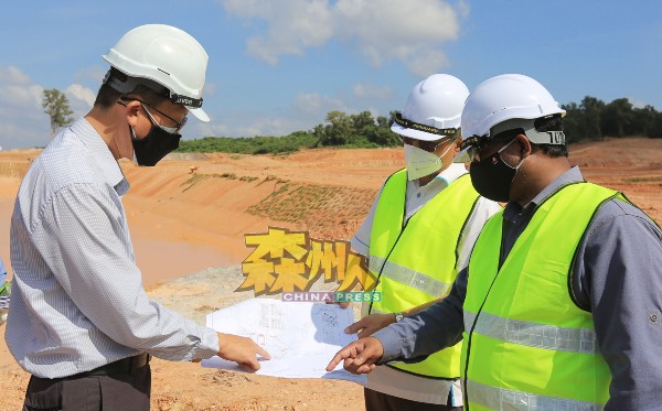 威拉班（右起）及沙理阿都拉在工地处，仔细聆听发展商代表讲解工程施工详情。