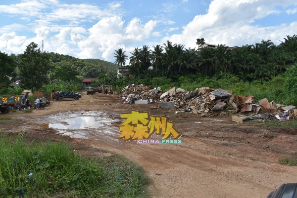水灾发生后，出现堆积如山的垃圾与障碍物。