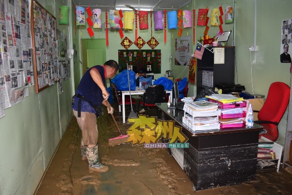真纳区州议员服务中心也忙于清理泥泞，以便尽快恢复服务。