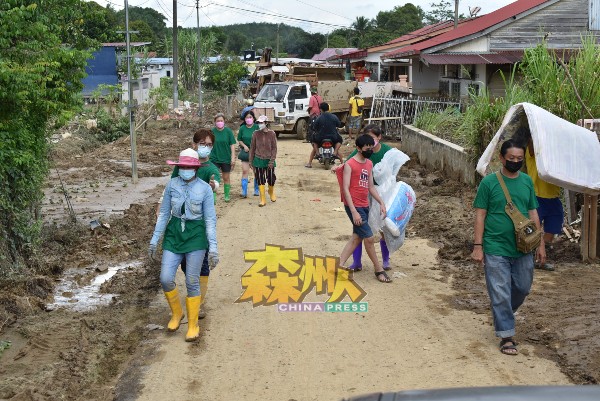 水灾发生的第三天后，新村的道路整体上已逐渐被清理，许多年轻的志工自愿前来帮助。