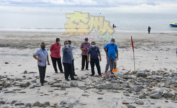 森大臣阿米努丁（左3）巡视波德申直落甘望海滨遭巨浪冲击的毁损情况。