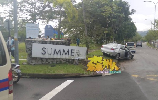 Summer花园路口近日又再发生意外，车辆失控撞向路旁的花园名牌。