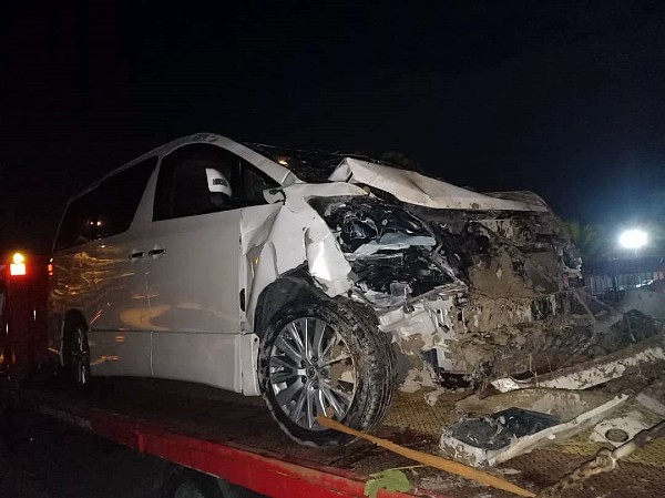 多拉沙礼一家8口乘坐的休旅车，出事后车首明显毁损不堪。