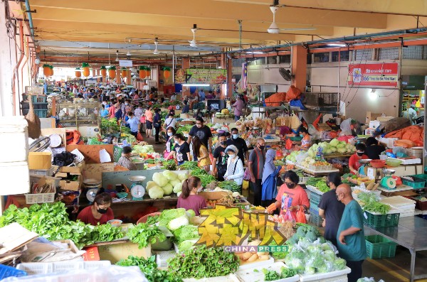 芙蓉大巴刹蔬菜摊位出现买气，民众趁着周日张罗食材。