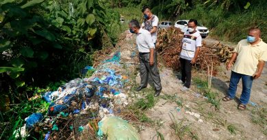 逾万手套废料弃空地 周世扬视察通知各单位