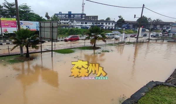 马口万乐镇的十字路口严重积水，其中一条道路无法通车。
