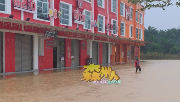 马口巴刹后方的新商业区也发生水灾。