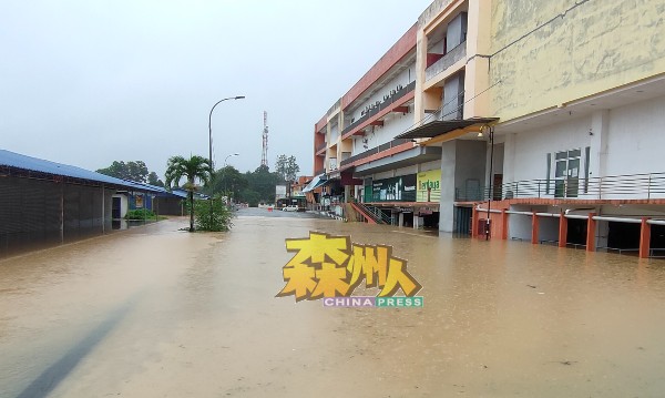 马口嘉乐广场后方的道路也被水淹没。